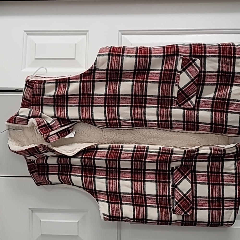 NWT XL Maurices red plaid vest  with white sherpa inside